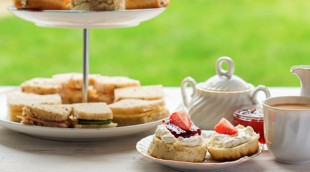 Scones, sandwiches et pâtisseries pour un Afternoon Tea britannique